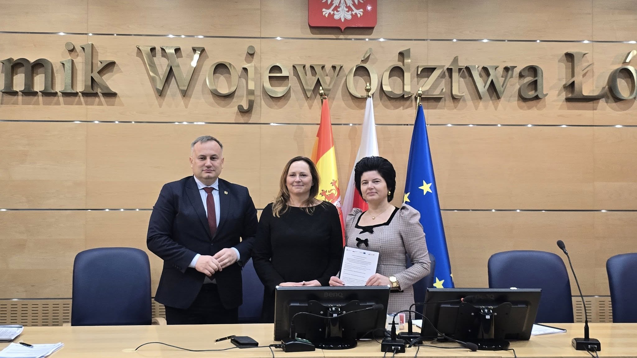 Podpisanie umowy przez Pania Wójt Edytę Majchrowska z Marszałkiem Województwa Łódzkiego